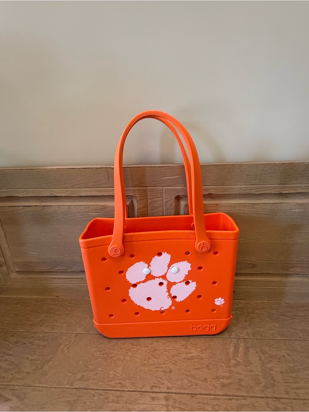 Clemson Tigers Fanatics Baby
Bogg Bag Orange White Paw Charm Beach Game Day NWT - Picture 5 of 10